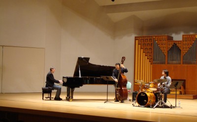 Christian Jacob(piano)岡田勉(bass)竹田達彦(drums)