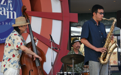 岡田勉(b) 黒田敦司(vo, ds) 浦田治(ts)