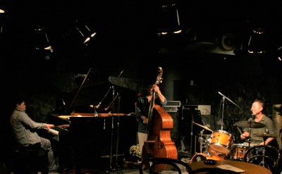 後藤浩二(p) 岡田勉(b) 黒田敦司(vo, ds)