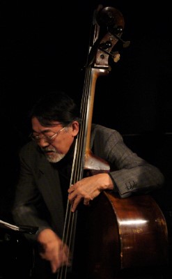 岡田勉(b)