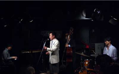若井優也(piano) 丸山繁雄(vocal) 岡田勉(bass) 倉田大輔(drums)