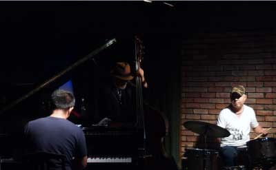 後藤浩二(piano) 岡田勉(bass) 黒田敦司(drums)