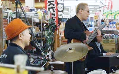 黒田敦司(ds) 興津博規(eb) 後藤浩二(p)