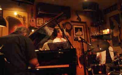 Donny Schwekendiek(vo, p)徳田智史(b)倉田大輔(ds)