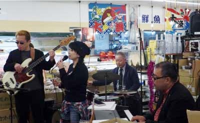 興津博規(b) 泉沢果那(vo) 黒田敦司(ds) 後藤浩二(p)