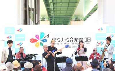 小堀勝啓(mc) 花井健児(vo) 後藤浩二(p) 興津博規(b) 黒田敦司(vo, harm, ds)渡辺美香(vo) 矢ヶ崎誇楠(as)