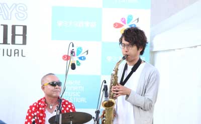 黒田敦司(vo, harm, ds) 矢ヶ崎誇楠(as)