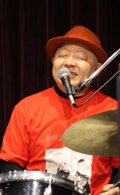 黒田敦司(vo,ds)