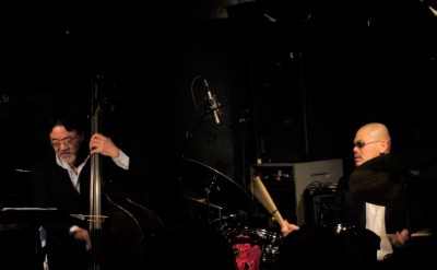岡田勉(b) 江藤良人(ds)