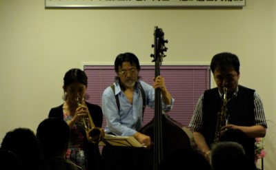 市原ひかり(tp) 岡田勉(b) 土岐英史(as)