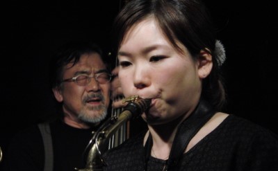 岡田勉(b) 側島万友美(as)