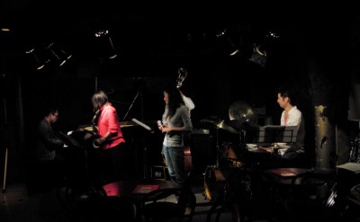 後藤浩二(p) 小林美千代(as) 山口有紀(vo) 岡田勉(b) 藤山E.T.英一郎(ds)