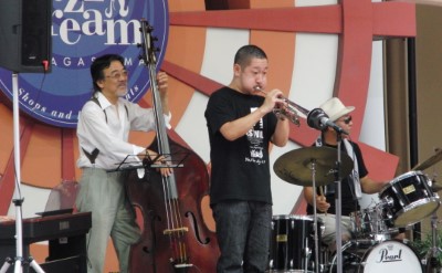 岡田勉(b) 田中洋一(tp) 黒田敦司(ds)
