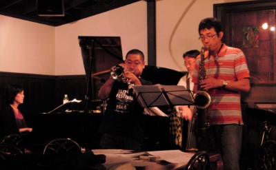 中嶋美弥(p) 田中洋一(tp) 岡田勉(b) 浦田オサム(ts)