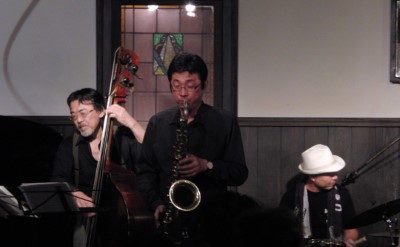 岡田勉(b) 浦田オサム(ts) 黒田敦司(ds)