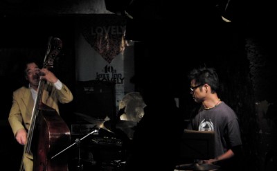岡田勉(b) 藤山E.T.英一郎(ds)