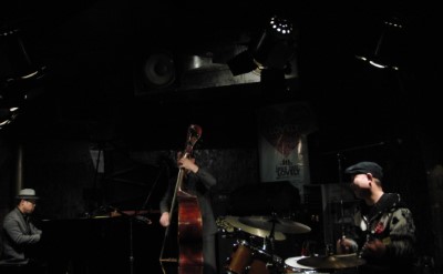 後藤浩二(p) 岡田勉(b) 黒田敦司(vo, ds)