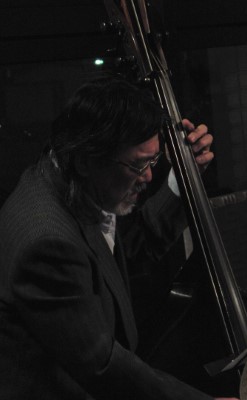 岡田勉(b)