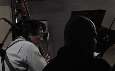 岡田勉(b) 江藤良人(ds)