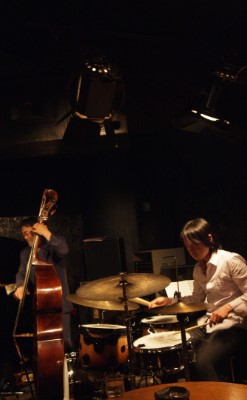 岡田勉(b) 舩尾真伊年(ds)