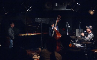 後藤浩二(p) 岡田勉(b) 黒田敦司(ds)