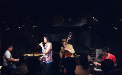 後藤浩二(p) 榊原洋子(vo) 岡田勉(b) 則武諒(ds)