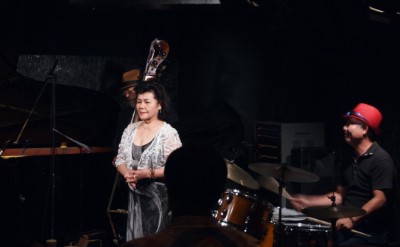 岡田勉(b) 与世山澄子(vo) 黒田敦司(ds)