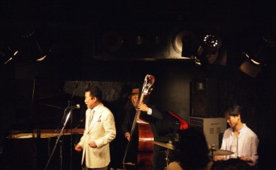 丸山繁雄(vo) 岡田勉(b) 倉田大輔(ds)