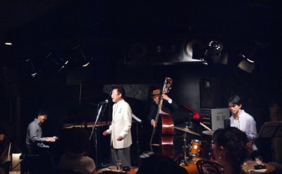 若井優也(p) 丸山繁雄(vo) 岡田勉(b) 倉田大輔(ds)