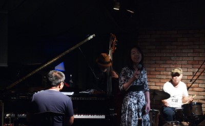 藤浩二(p) 岡田勉(b) 柳瀬けいこ(vo) 黒田敦司(ds)
